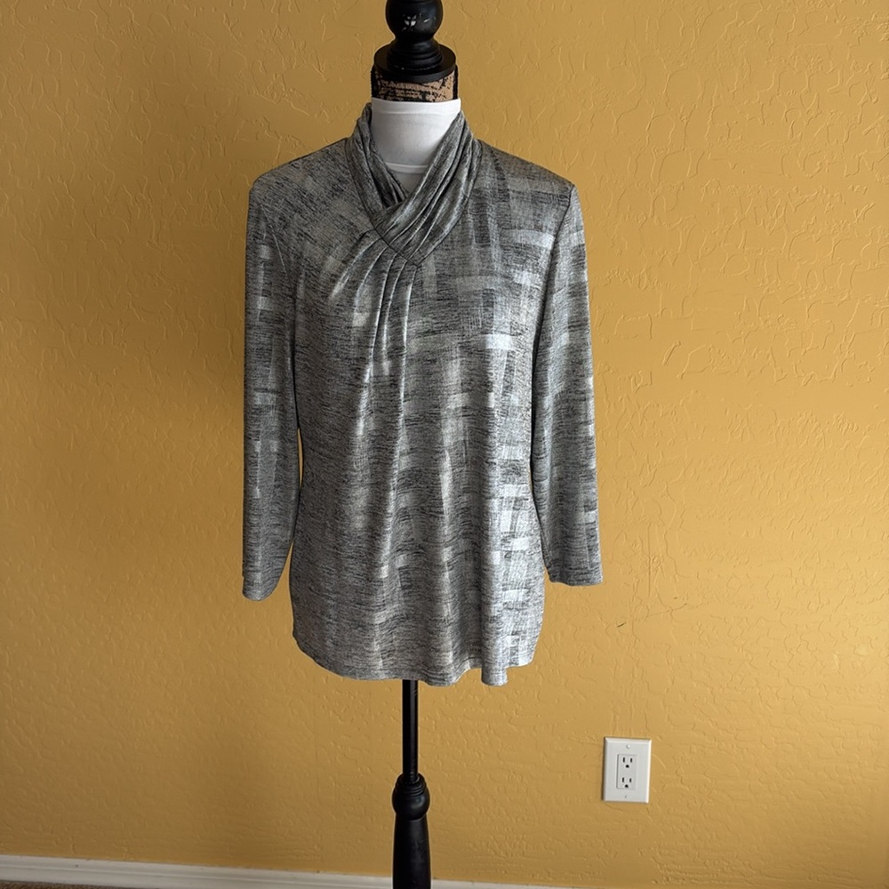 Silver blouse excellent condition almost new, 12 inch zipper in the back